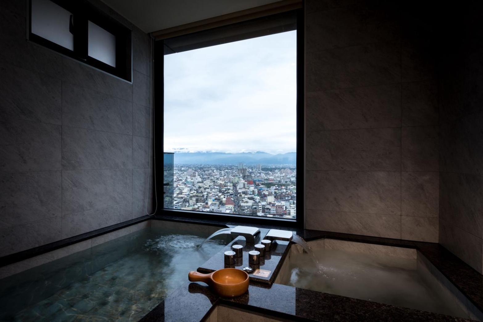 Cuncyue Hot Spring Resort Luodong Værelse billede A view of Mount Takami from the hotel