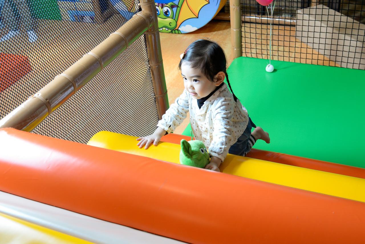 Cuncyue Hot Spring Resort Luodong Eksteriør billede A child playing at a playground