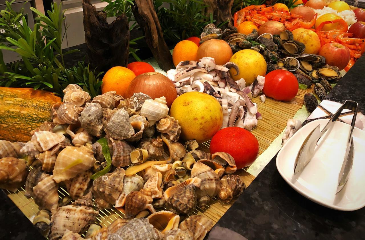 Cuncyue Hot Spring Resort Luodong Eksteriør billede A selection of seafood at a buffet