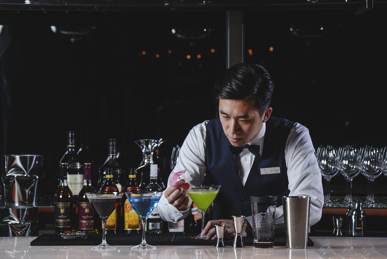 Cuncyue Hot Spring Resort Luodong Eksteriør billede Bartender at work